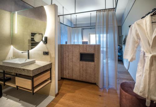 瑪麗亞塔費爾的住宿－Hotel Schachner，一间带水槽和镜子的浴室