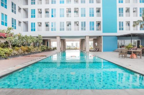 einem Pool vor einem Gebäude in der Unterkunft Hotel Dhika Serenity Bekasi in Padurenan