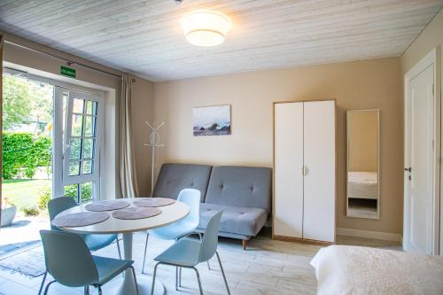 ein Wohnzimmer mit einem Tisch und einem Sofa in der Unterkunft Villa Nida in Nida