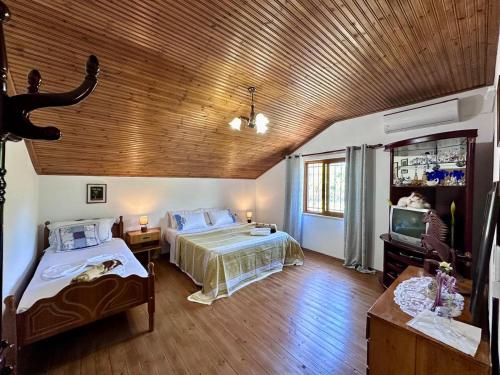 een slaapkamer met 2 bedden en een houten plafond bij Lakeview Escape Koman in Koman