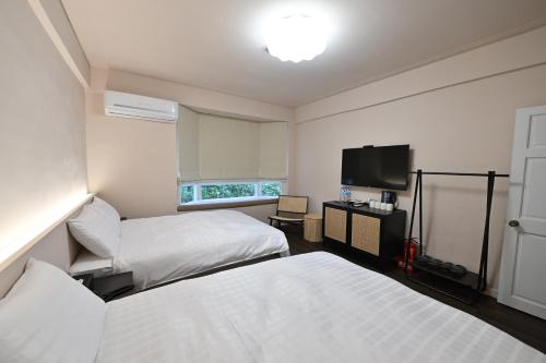 Ein Bett oder Betten in einem Zimmer der Unterkunft 鴻瑞輕旅-中華館