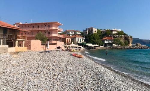 un gruppo di edifici su una spiaggia rocciosa vicino all'acqua di Laas ad Avía