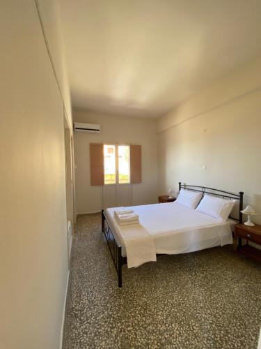 una camera da letto con un letto con lenzuola bianche e una finestra di Laas ad Avía