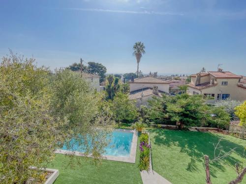 - une vue aérienne sur une cour avec une piscine dans l'établissement STAYnGOLF, à Cagnes-sur-Mer