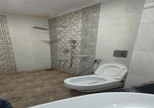 A bathroom at HOTEL REDLAS INN
