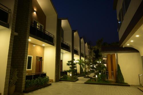 an empty courtyard of a building at night at Ramraj Resort in Kanyakumari