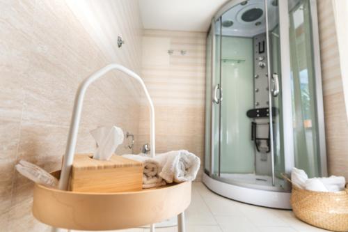 uma casa de banho com um lavatório e um espelho em SORRENTO HIDDEN GARDEN & Rooms em Sorrento