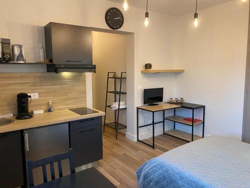 Cette chambre comprend une cuisine avec un lit et un bureau. dans l'établissement Au 3 rue Manhès, à Albi