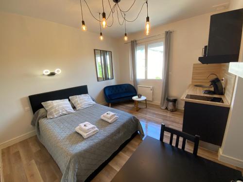 une chambre avec un lit avec deux serviettes dessus dans l'établissement Au 3 rue Manhès, à Albi