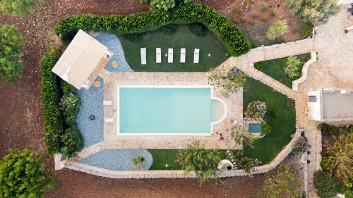 Una vista aérea de una piscina en un patio. en Trulli Greta, luxury villa with wonderful pool, en Martina Franca