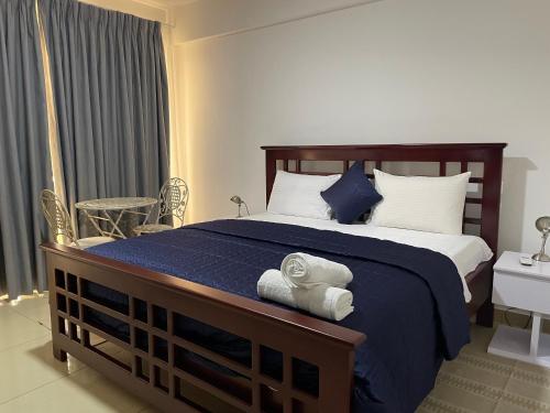 ein Schlafzimmer mit einem großen Bett mit Handtüchern darauf in der Unterkunft Lovely, One bed Flat in Accra. in Accra