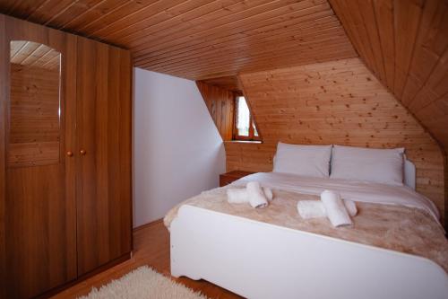 a bedroom with a bed with two towels on it at Kulla Pracja Theth in Theth