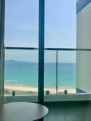 a view of the ocean from a large window at Cam Ranh provided by Pearl in Miếu Ông