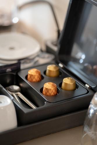 un moule à muffins avec trois crêpes dessus dans l'établissement Maxim Suites by Elias Holl, à Augsbourg