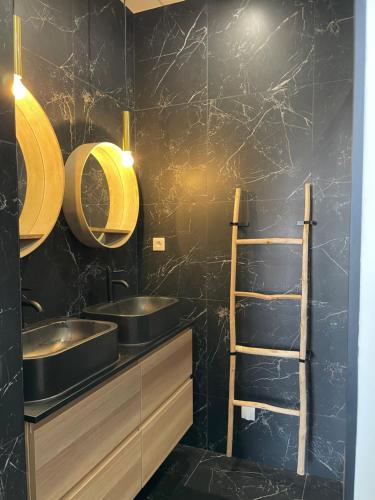 a black bathroom with a sink and a ladder at Grande chambre cosy in Marseille