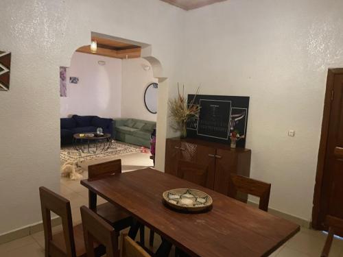 ein Esszimmer mit einem Tisch und ein Wohnzimmer in der Unterkunft grande villa verdoyante à louer pour 1 mois in Kigali