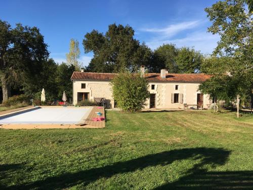 une maison avec une grande cour et une piscine dans l'établissement Maison Périgord vert piscine et spa, à La Roche-Chalais