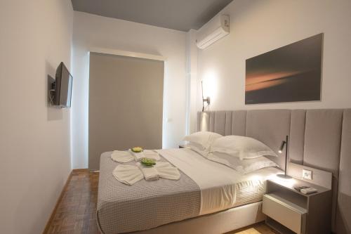 een slaapkamer met een bed met handdoeken erop bij Aonia Luxurious Modern Boutique Apartments in Chalkida