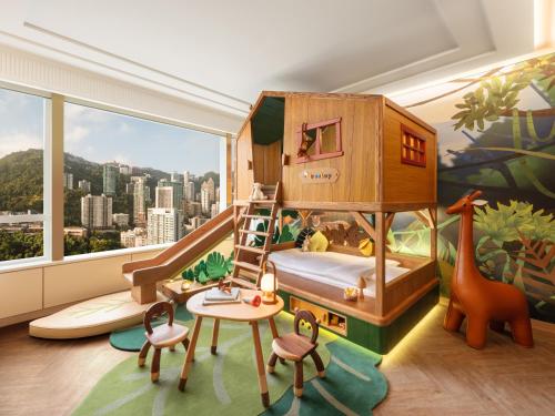 een kinderkamer met een giraffenbed en een tafel bij Island Shangri-La, Hong Kong in Hong Kong