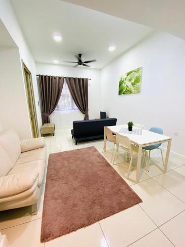- un salon avec un canapé et une table dans l'établissement MiriTimesSquare DAJ#3 FREE WiFi, à Miri