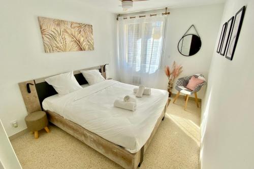 a bedroom with a bed with two hearts on it at T2 Boheme Centre Ville Palavas Proche Plage in Palavas-les-Flots