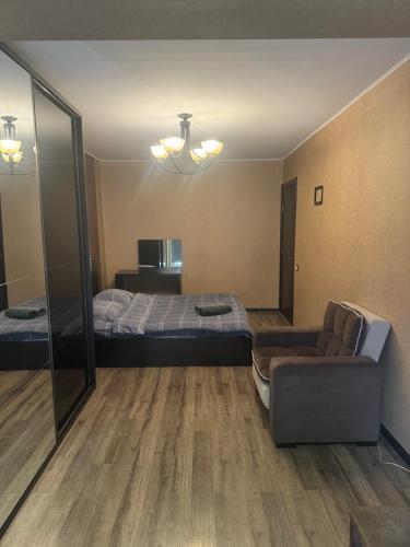Apartment on Vazha-Pshavela VI, 1A في تبليسي: غرفه فندقيه بسرير واريكه