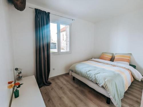 une chambre avec un lit et une fenêtre dans l'établissement Maison avec cour et parking clos, à Fère-en-Tardenois