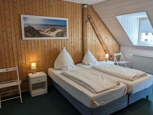 een slaapkamer met een bed in een houten muur bij Ferienanlage - Am Moselufer in Kövenig