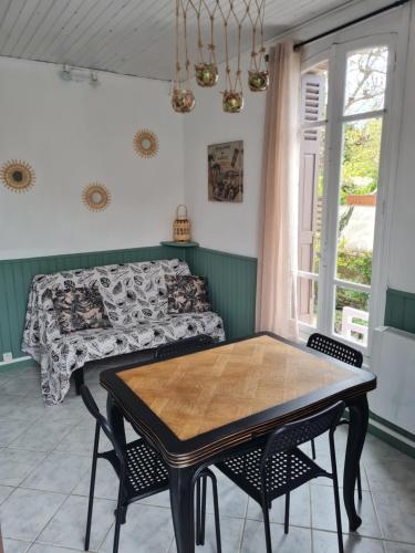 un salon avec une table et un canapé dans l'établissement Ocean1, à Criel-sur-Mer