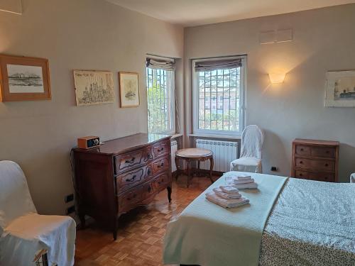 um quarto com uma cama, uma cómoda e cadeiras em B&B La taverna di Mulinetti em Recco