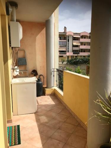 balcón con fregadero y vistas a un edificio en FraDa's Home, en Quartu SantʼElena