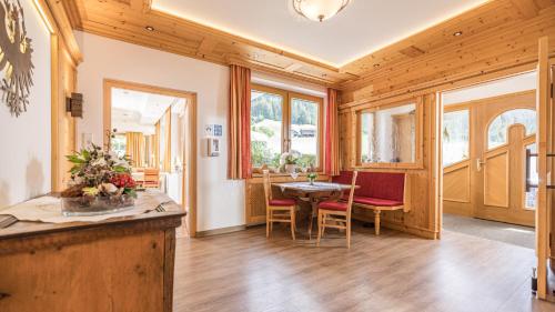 una cucina e una sala da pranzo con tavolo e sedie di Pension Alpina a Reith im Alpbachtal