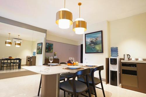 Una cocina o zona de cocina en Somerset Berlian Jakarta
