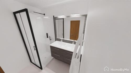 uma casa de banho com um lavatório e um espelho em Le Schumann em Sanary-sur-Mer
