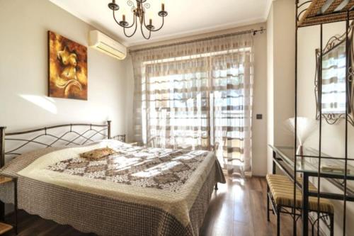 - une chambre avec un lit et une fenêtre dans l'établissement Cabacum Beach Residence - free parking, à Varna