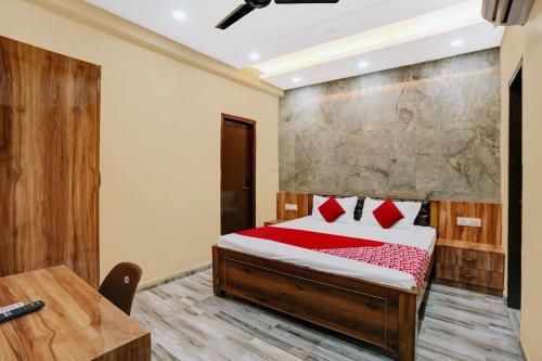 A bed or beds in a room at OYO Flagship Hotel Radiant