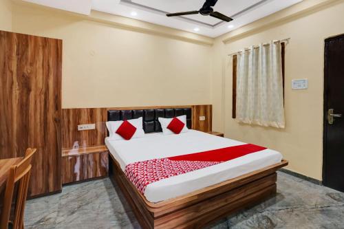 A bed or beds in a room at OYO Flagship Hotel Radiant