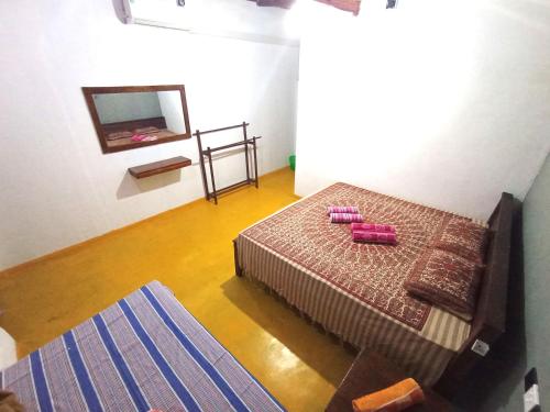 Een bed of bedden in een kamer bij Sanity Door Rooms and Hostel