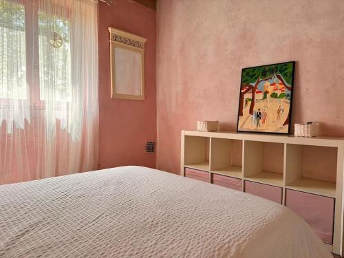 1 dormitorio con cama blanca y ventana en Magnifique Maison Piscine et Base Nautique à 100m, en Luzech