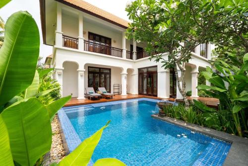- une piscine en face d'une villa dans l'établissement Luxury Purama Villas Da Nang- Free Pick up Airport, à Đà Nẵng