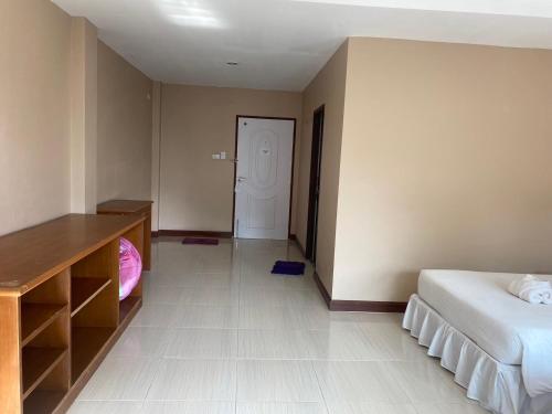 een kamer met een slaapkamer met een bed en een deur bij Garden View Resort Tonsai in Tonsai Beach