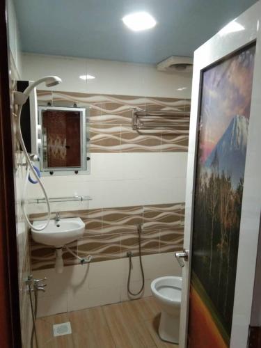 a bathroom with a sink and a toilet at Cameron Kea Farm Hotel in Brinchang