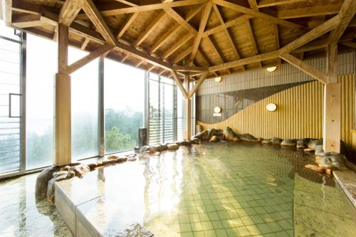 una piscina cubierta con agua en un edificio en ANA Holiday Inn Resort Miyazaki, an IHG Hotel en Miyazaki
