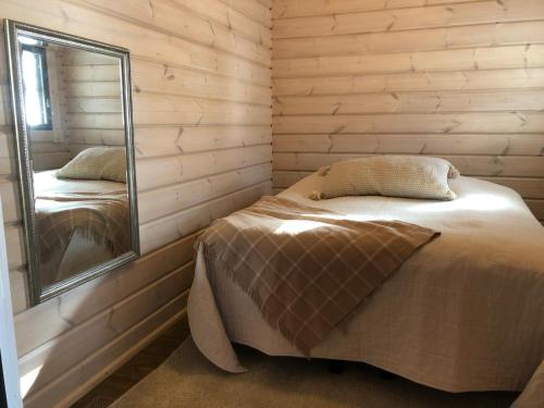 1 dormitorio con cama y espejo en Villa Meriheinä, en Pori