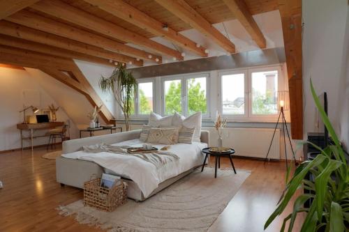 una camera da letto con un grande letto bianco in mansarda di Boho Apartment für 4 Wunderschöne Dachterrasse a Eppelheim