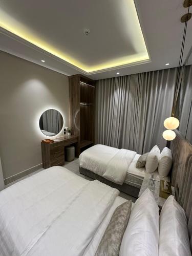 um quarto de hotel com duas camas e um espelho em منزل - شقة فاخرة في الملقا j3 em Riyadh