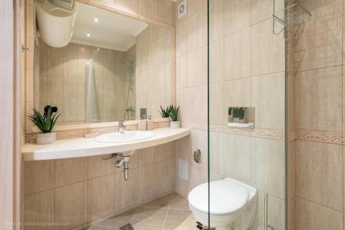 een badkamer met een toilet, een wastafel en een douche bij Oceanview Oasis in Varna