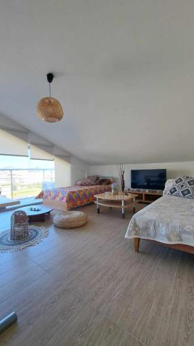 un salon avec deux lits et une télévision à écran plat dans l'établissement Rose, à Héraklion