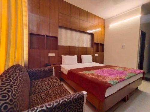 ein Hotelzimmer mit einem Bett und einem Stuhl in der Unterkunft Hotel Skyfox in Mohali