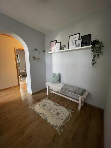 una sala de estar con un banco en la pared en Haus Anna, en Lemberg